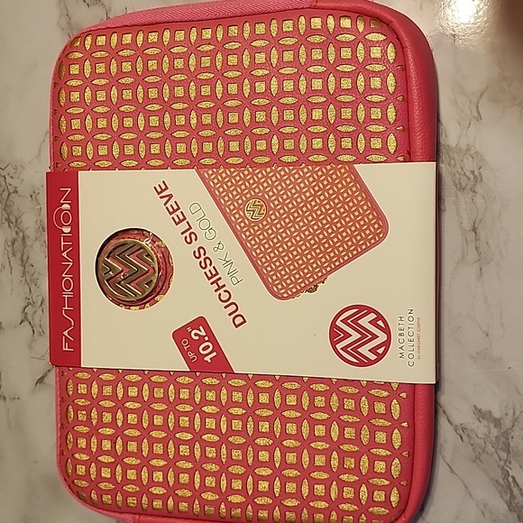 Fashionation duchess pink and gold 10.2 tablet or laptop sleeve - Picture 1 of 6